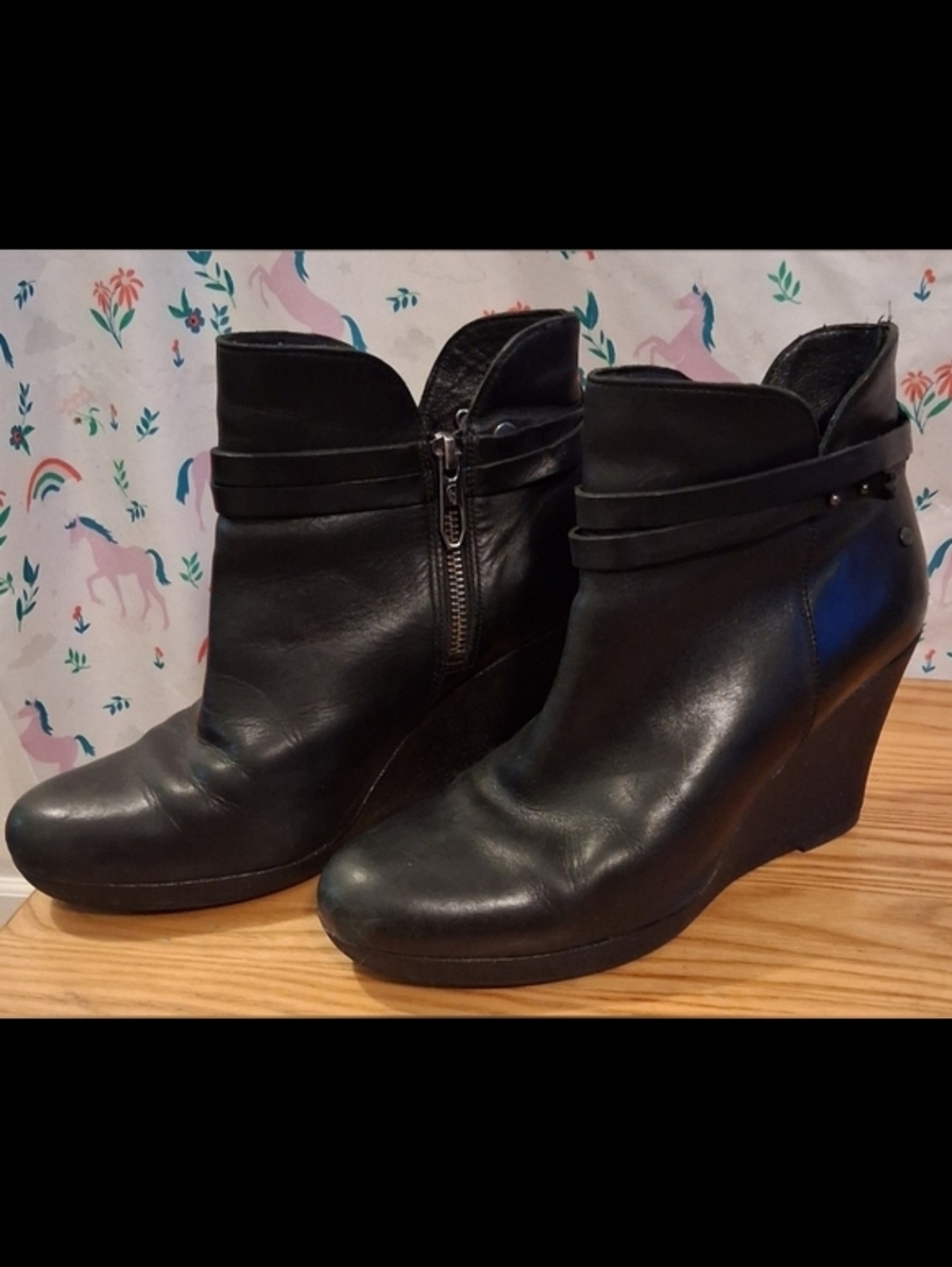 EUC UGG Alexis Black Leather Moto Goth Wedge Platform Bootie Boot Shoe SZ 9
